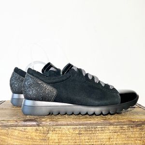 MUNRO “KELLEE” black patent scale lace sneaker Us 8 SS (AAAA)